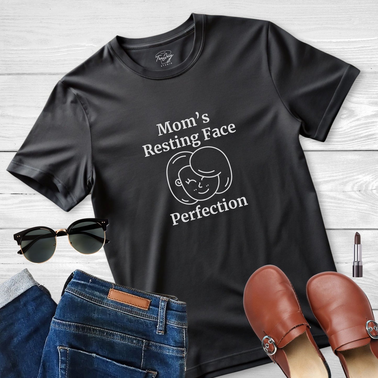 T-Shirt Mom's Resting Face: Perfection Unisex Jersey Tee